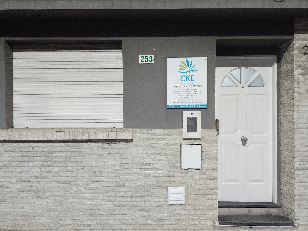 Fachada y recepción de CKE Kinesiología